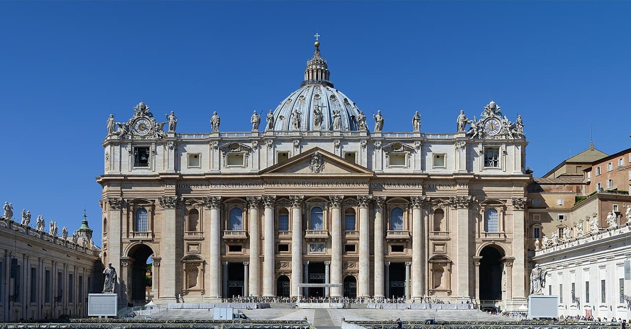 Fachada da Basílica de São Pedro, no Vaticano