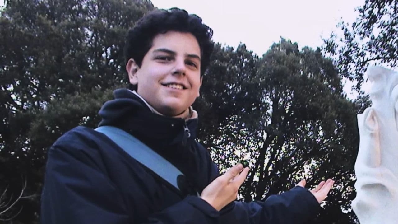 Relicário com relíquia de São Carlo Acutis exposto para veneração dos fiéis