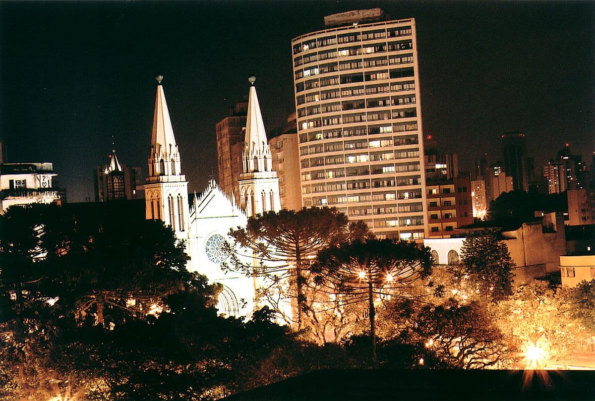 Catedral Basílica de Nossa Senhora da Luz, em estilo neogótico, no centro de Curitiba (PR)