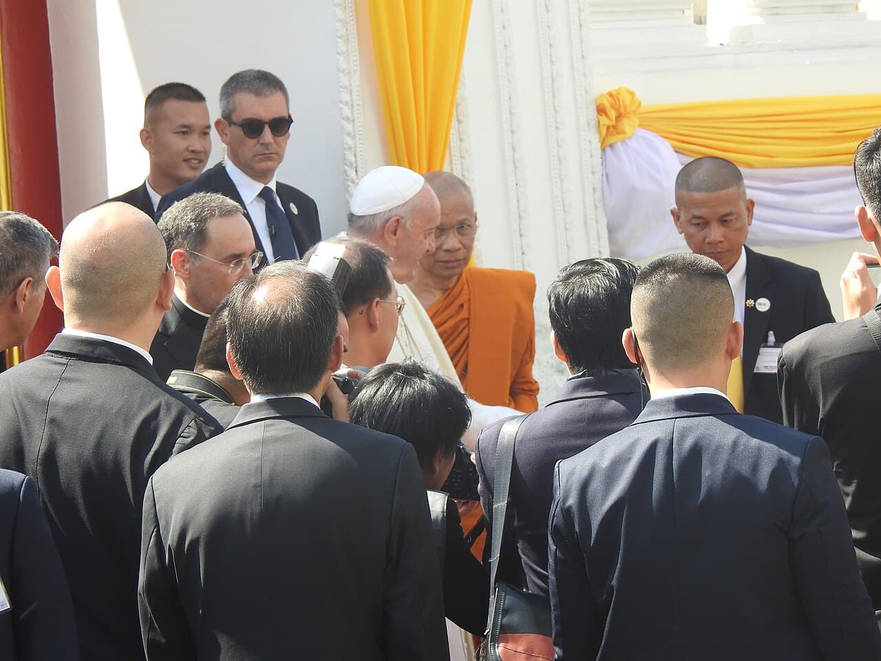 Fiéis reunidos em celebração durante visita apostólica à Tailândia