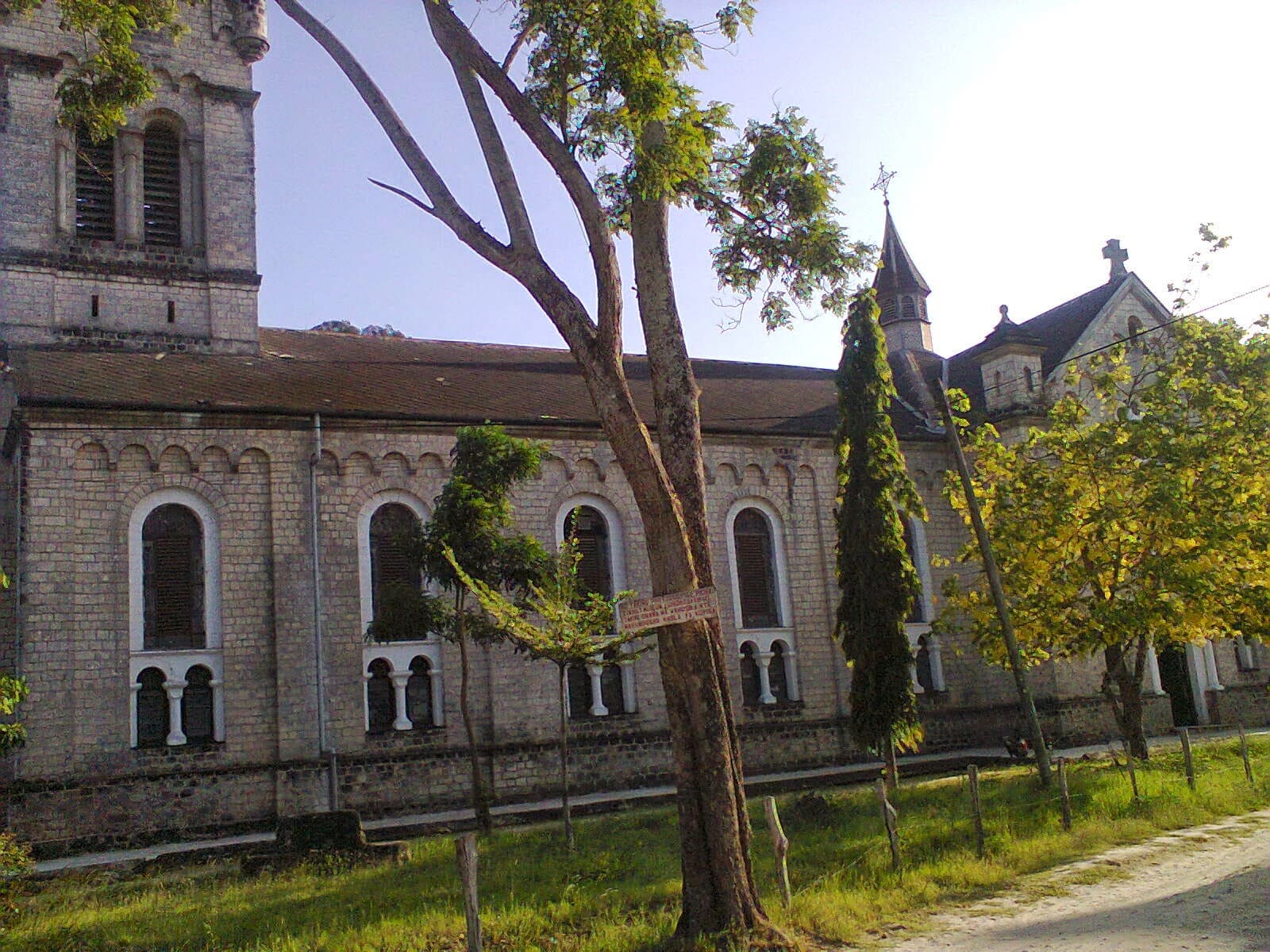 Antiga igreja católica construída na África Oriental, marco da presença missionária