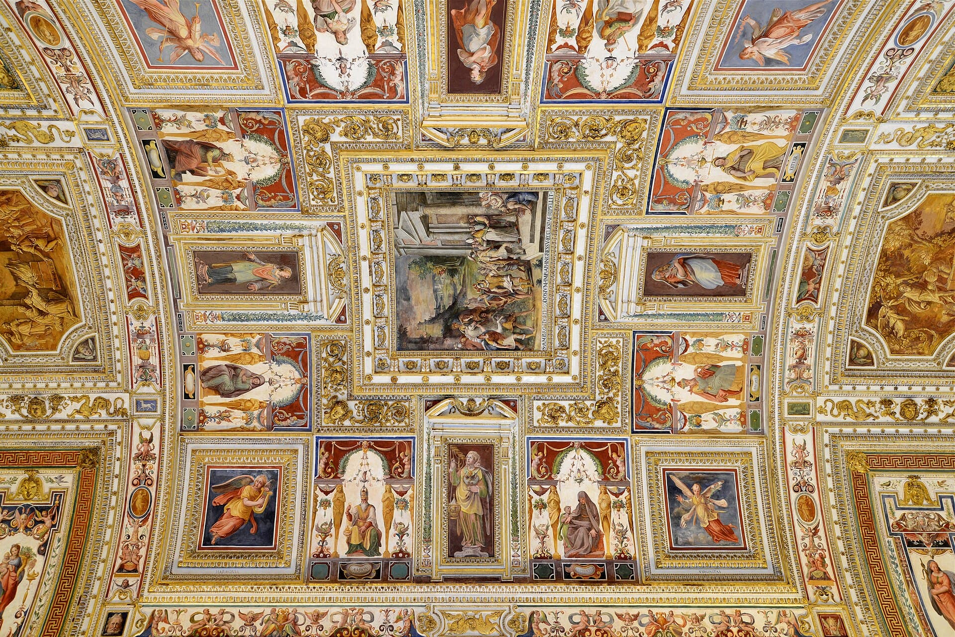 Teto pintado e dourado da Galeria dos Mapas, nos Museus Vaticanos