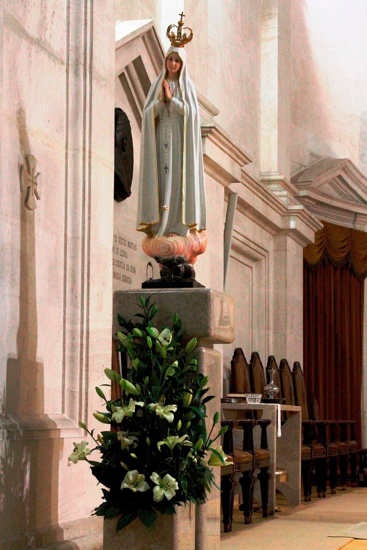 Imagem de Nossa Senhora de Fátima no Santuário de Fátima, em Portugal