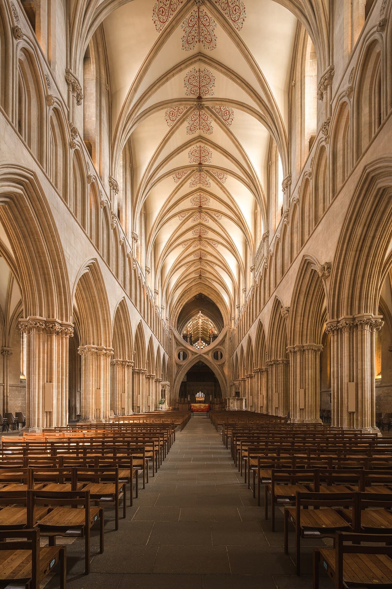 Nave de uma catedral gótica com arcos de pedra