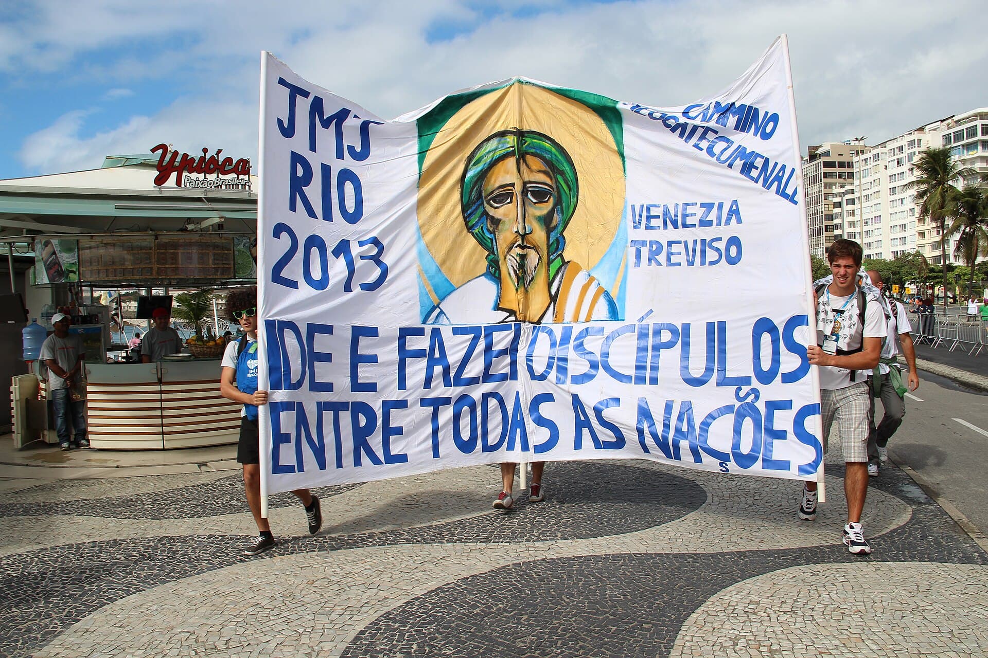 Jovens católicos com bandeiras nas ruas do Rio de Janeiro durante a Jornada Mundial da Juventude de 2013