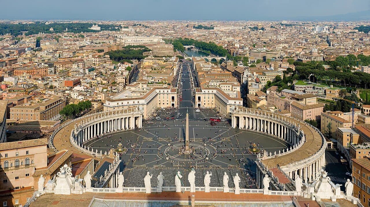 Vista panorâmica da Praça de São Pedro lotada de fiéis