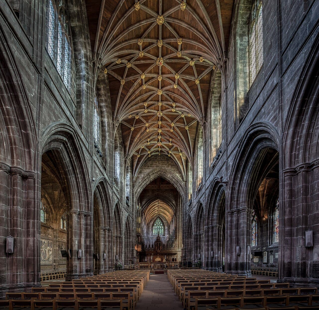 Nave silenciosa de uma catedral