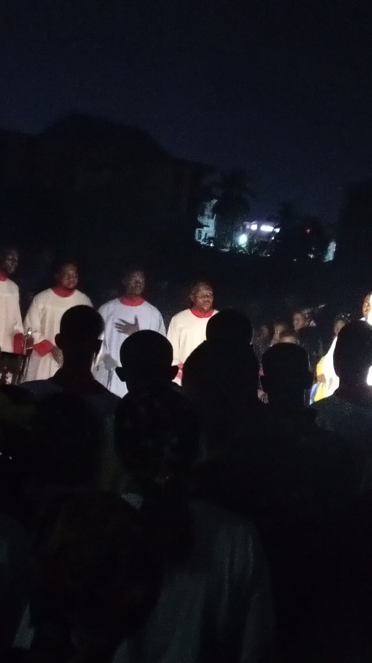 Altar iluminado por velas durante celebração católica